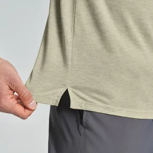 T-shirt sportiva da uomo in misto lana merino con spacco laterale e trama morbida.
