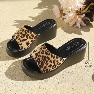 Vista detallada de sandalias de cuña con estampado de leopardo y tacón de 6,5 cm.