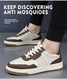 Dettaglio di sneaker casual da uomo traspiranti con design traforato e suola spessa marrone.