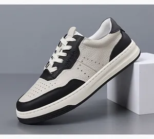 Dettaglio delle sneakers casual da uomo traspiranti con spesse suole bianche e accenti neri.