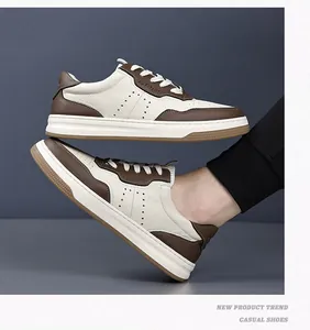 Primo piano di scarpe sportive casual da uomo traspiranti in crema e marrone con suola spessa.