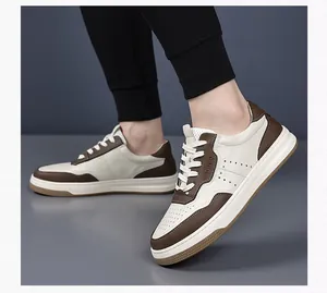 Vista dettagliata delle sneakers casual da uomo con suola spessa in bianco e marrone.