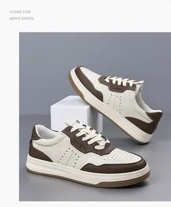 Vista laterale di scarpe casual da uomo traspiranti con suole bianche spesse e marroni