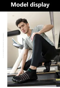 Chaussures d'eau pieds nus respirantes portées par un mannequin en salle de sport