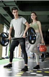 Amateurs de fitness portant des chaussures-chaussettes pieds nus antidérapantes à la salle.