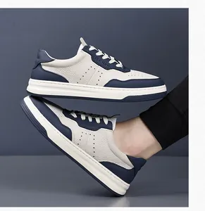 Dettaglio ravvicinato di scarpe casual da uomo traspiranti con suola bianca