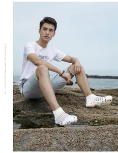 Photo professionnelle d'un mannequin portant des chaussettes d'eau pieds nus blanches