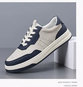 Primo piano di sneakers da uomo traspiranti blu navy e beige con suola spessa e confortevole
