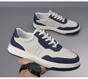 Dettaglio delle sneakers traspiranti da uomo in blu navy e bianco con suola platform