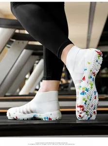 Vue détaillée de chaussures d'eau blanches avec semelle mouchetée colorée antidérapante.