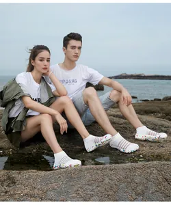 Vue détaillée de chaussures d'eau blanches à séchage rapide sur des rochers de plage