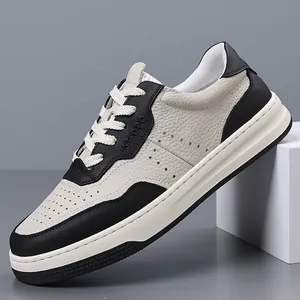 Foto professionale di sneaker casual traspiranti da uomo in pelle martellata bianca e nera