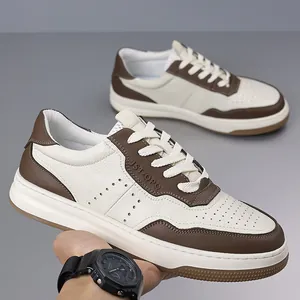 Sneaker casual da uomo traspiranti bianche e marroni con suola spessa e dettagli traforati