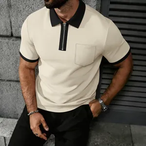 Detailweergave van een beige herenpoloshirt met wafelstructuur en zwarte contrastrits.