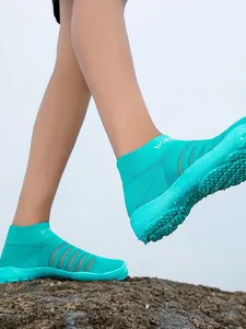 Chaussures de plage turquoise à séchage rapide pour sports nautiques en plein air sur roche