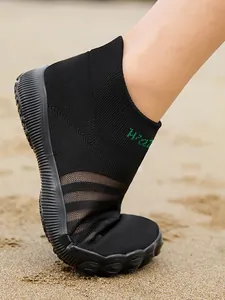 Chaussures d'eau noires flexibles pour la plage et la natation avec semelle antidérapante
