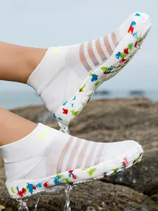 Chaussures aquatiques en maille blanche avec semelle antidérapante colorée pour la plage