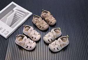 Detailansicht einer Kollektion süßer Cartoon-Bär-Kindersandalen in verschiedenen Farben