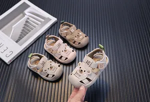 Süße Kleinkindersandalen mit Bärenmotiv und weicher Sohle in drei Pastellfarben.