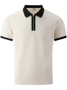 Detailopname van een beige heren poloshirt met zwarte contrastkraag en ritssluiting