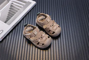 Detailansicht niedlicher Bären-Kleinkindersandalen mit Antikollisionszehe und weicher Sohle