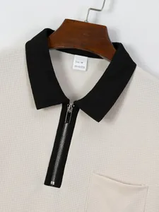 Detail van wafelgebreid poloshirt voor heren met halve rits en contrastkraag accent