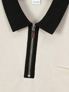 Detailopname van heren poloshirt met wafeltextuur, contrasterende kraag en ritssluiting