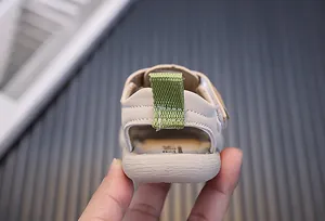 Detailansicht der Rückseite von beigen Kleinkindersandalen mit weicher Sohle und Lasche