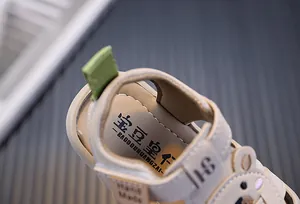 Detailaufnahme von beigen Babysandalen mit weicher Innensohle und feinen Nähten.