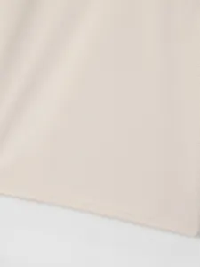 Detailopname van wafelgebreide textuur op crème heren vrijetijdspoloshirt