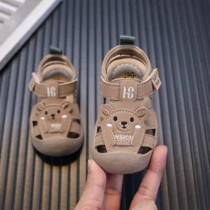 Süße braune Bären-Babysandalen mit weicher Sohle und Klettverschluss für Kleinkinder