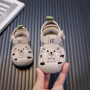 Süße beige Babysandalen mit Bären-Design und weicher Anti-Kick-Sohle für Kleinkinder.
