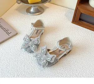 Detailansicht silberne Glitzerschuhe für Mädchen mit Strass-Schmetterling und Perlen