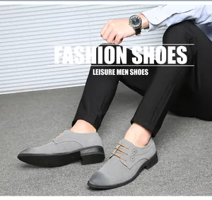 Scarpe derby casual da uomo in pelle scamosciata grigia con punta a punta indossate dal modello