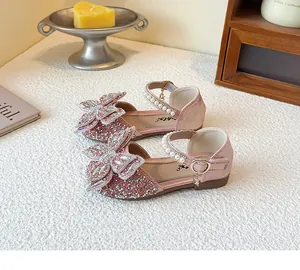 Detailansicht pinkfarbene Glitzer-Prinzessinnen-Sandalen mit Strass-Schmetterlingsschleife