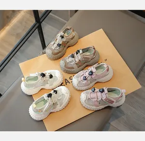 Verschiedene Farben für Jungen-Outdoor-Sandalen mit Mesh-Obermaterial und dicker Sohle