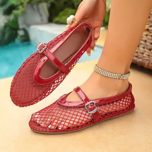 Élégantes ballerines Mary Jane rouges en maille ajourée pour un look d'été chic