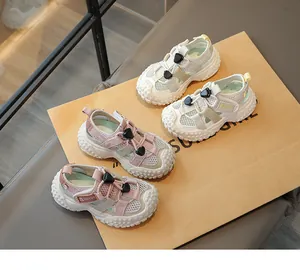 Draufsicht auf die atmungsaktiven Mesh-Kindersandalen in Off-White und Rosa-Farben