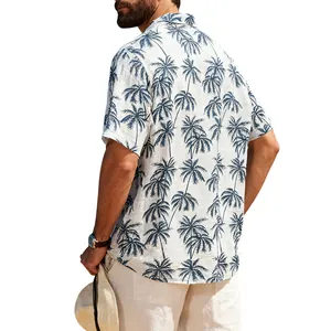 Vue arrière de la coupe de cette chemise d'été décontractée à imprimé palmier pour homme.