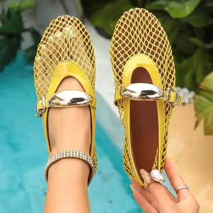 Vue détaillée des ballerines Mary Jane en maille jaune avec ornement métallique doré chic