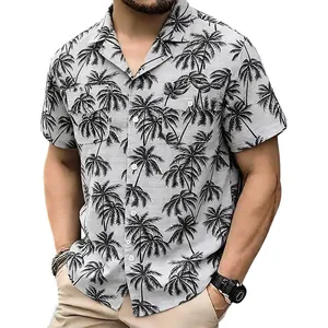 Détail de chemise hawaïenne grise aspect lin pour homme avec imprimés palmiers noirs