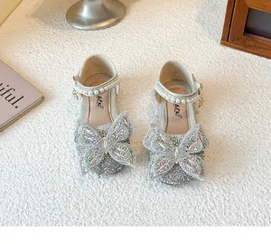 Detailansicht silberne Glitzer-Prinzessinenschuhe mit Strass-Schmetterlingsschleifen
