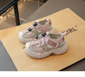 Detailansicht rosa Kinder-Sportsandalen mit atmungsaktivem Mesh und strukturierter Gummisohle