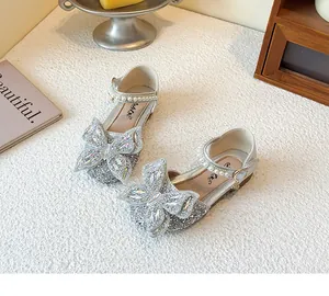Detailansicht silberner glitzernder Prinzessinnenschuhe für Mädchen mit Strass-Schmetterling