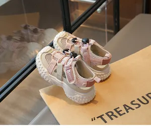 Detailansicht der atmungsaktiven pinkfarbenen Mesh-Kindersandalen mit rutschfester Weichsohle