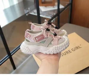 Detailansicht von atmungsaktiven Outdoor-Wandsandalen für Jungen in Rosa und Beige