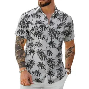 Détail de chemise homme à manches courtes avec imprimé palmier noir et texture lin