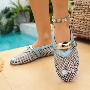 Vue détaillée de ballerines en résille bleu clair avec boucle dorée et design aéré.