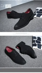 Dettaglio ravvicinato delle scarpe business da uomo in camoscio nero opaco con interno rosso