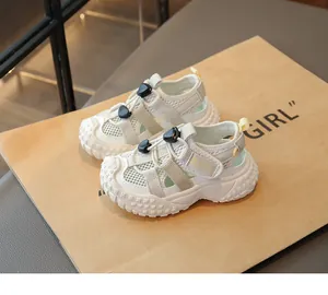 Detailansicht der atmungsaktiven Mesh-Sportsandalen für Jungen mit rutschfester Gummisohle.